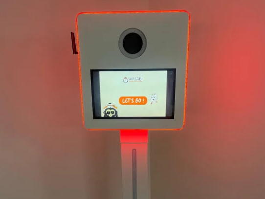 Borne photobooth numérique sur pied avec écran tactile